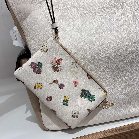Coach Corner Zip Wristlet With Spaced Floral Field Print
IM/Chalk Multi - Picture 12 of 16